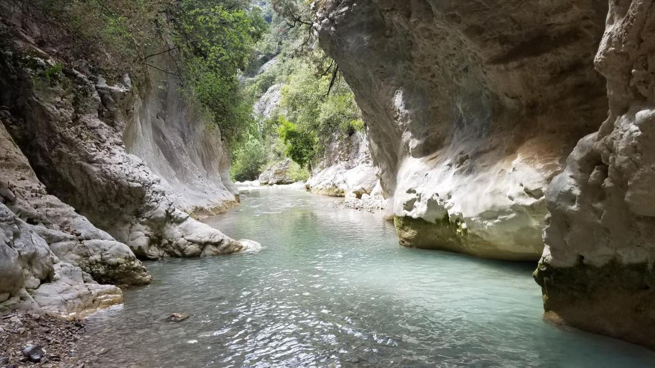 Отель La Fontaine Au Loup Saint-Maurice-sur-Eygues Экстерьер фото