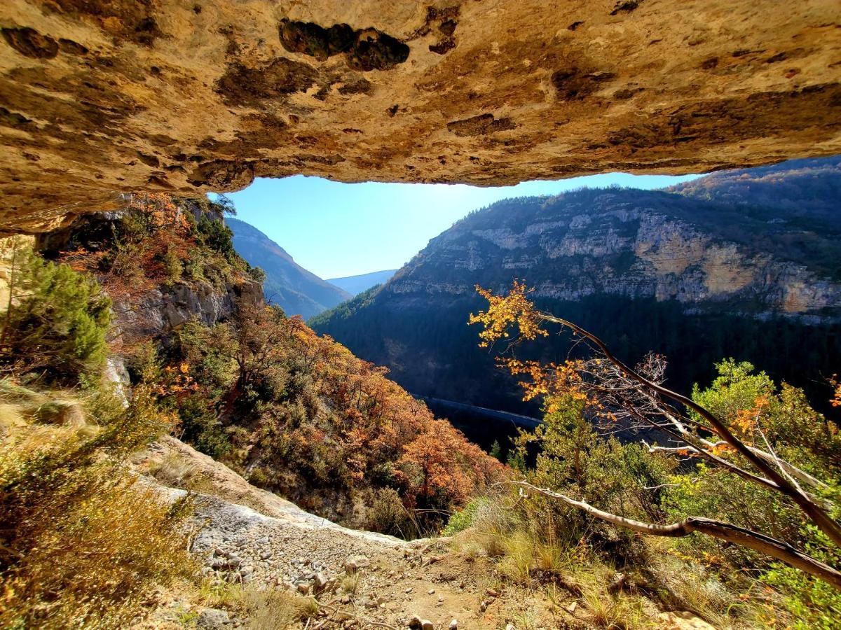 Отель La Fontaine Au Loup Saint-Maurice-sur-Eygues Экстерьер фото